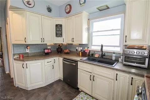 Kitchen - 4040 Broadway, Lorain, OH 44052 photo 1 of 4