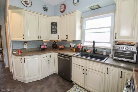 4040 Broadway, Lorain, OH 44052 photo 9