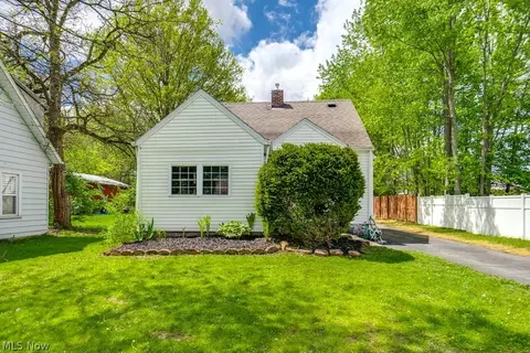7086 Mackenzie Rd, Olmsted Twp, OH 44138