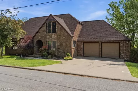 75 Oakridge Dr, Parkersburg, WV 26104