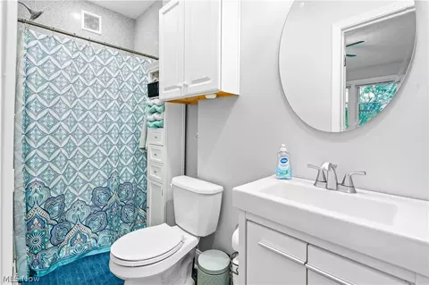 Bath - 2136 E Sprague Rd, Broadview Heights, OH 44147 photo 1 of 7