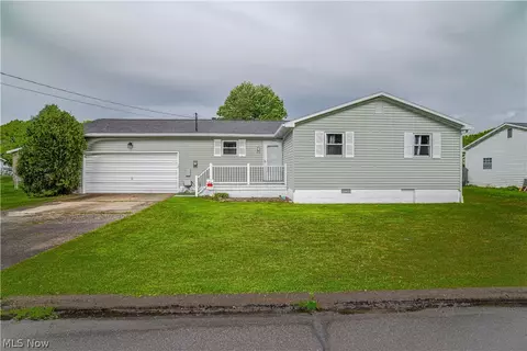 373 Lincoln Dr, Mineral Wells, WV 26150