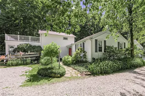 15879 Hemlock Rd, Chagrin Falls, OH 44022