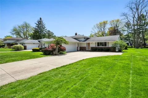 1994 Aldersgate Dr, Lyndhurst, OH 44124