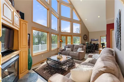Living - 103 Random Rd, Minerva, OH 44657 photo 2 of 5