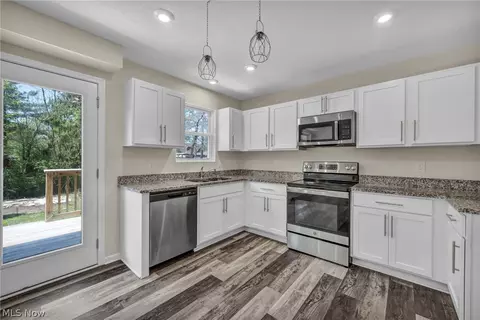 Kitchen - 189 Alexander Dr, Elyria, OH 44035 photo 2 of 2