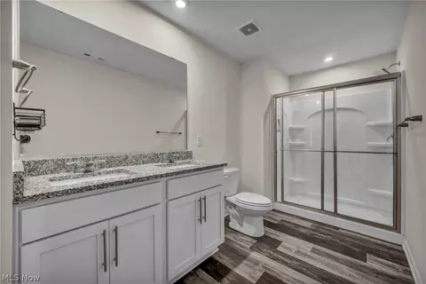 Bath - 189 Alexander Dr, Elyria, OH 44035 photo 2 of 3