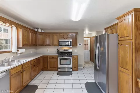 Kitchen - 313 Glenview Ave, Dover, OH 44622 photo 3 of 4