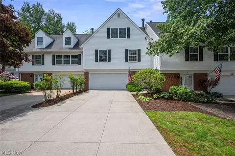 25 Commons Ct, Chagrin Falls, OH 44022