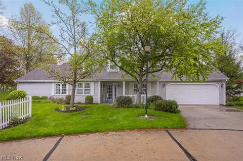 390 Vista Ln, Aurora, OH 44202