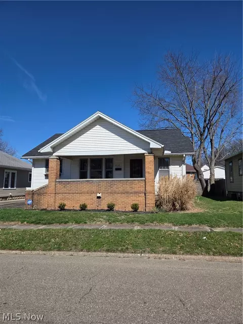 1512 Adams St, Coshocton, OH 43812
