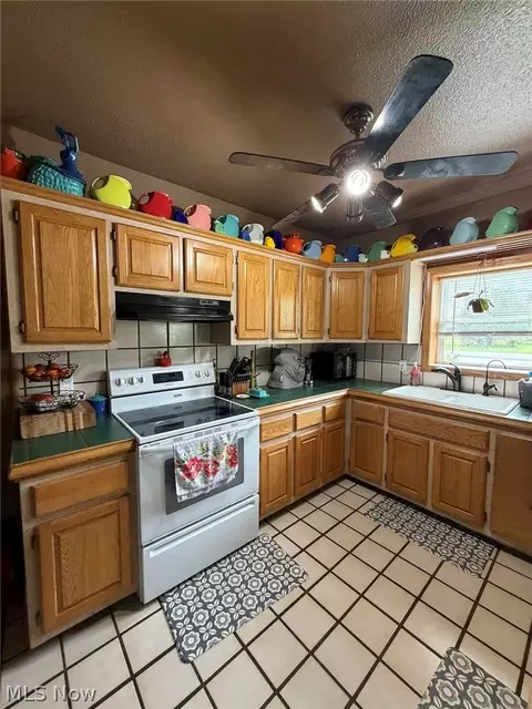 Kitchen - 4173 S Ridge Rd E, Geneva, OH 44041 photo 2 of 3