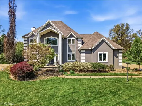 5758 Logan Arms Dr, Girard, OH 44420