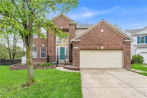 9026 Huxley Ln, Olmsted Twp, OH 44138