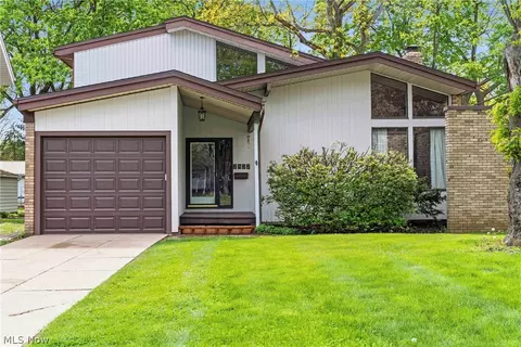 2422 Chestnut Blvd, Cuyahoga Falls, OH 44223