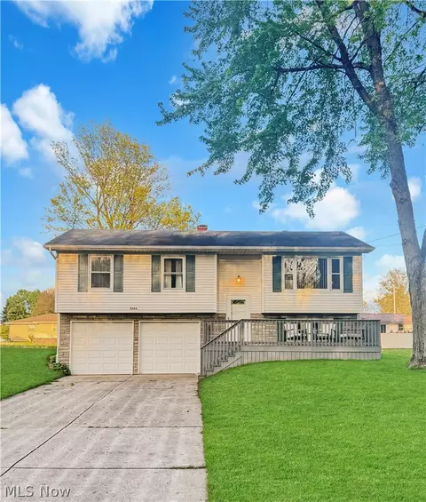 4762 Pine Trace Dr, Austintown, OH 44515