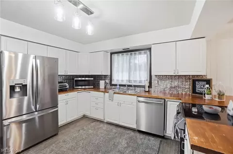 Kitchen - 1455 Riverview Dr, Lima, OH 45805 photo 2 of 5