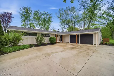 12789 Manchester Dr, Chesterland, OH 44026
