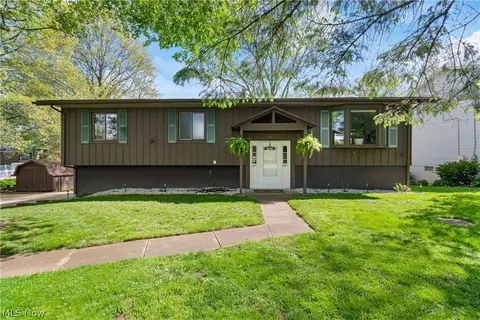 370 Applegrove St NE, North Canton, OH 44720