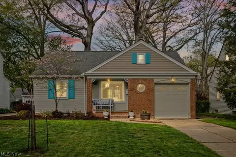 552 Lake Forest Dr, Bay Village, OH 44140