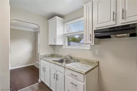 599 E 250th St, Euclid, OH 44132 photo 9