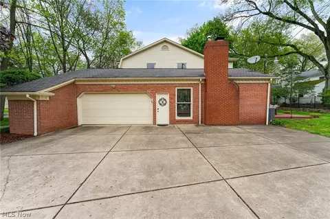 Exterior - 4207 Stratford Rd, Boardman, OH 44512 photo 6 of 9