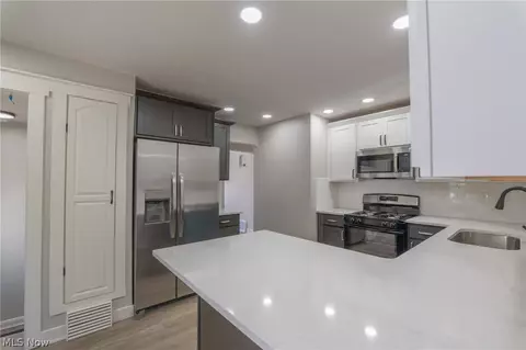 Kitchen - 37 Arlington Cir, Wickliffe, OH 44092 photo 2 of 3
