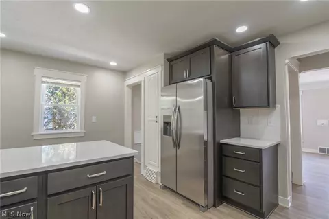 Entry Way - 37 Arlington Cir, Wickliffe, OH 44092 photo 1 of 3