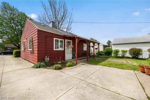 Exterior - 166 Caroline St, Elyria, OH 44035 photo 3 of 8