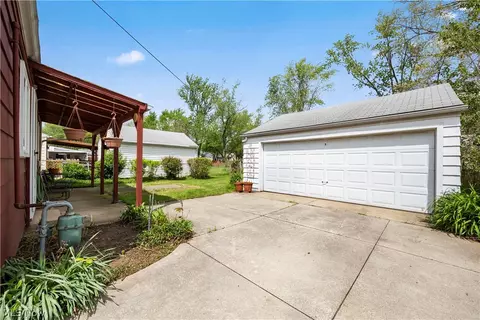 Exterior - 166 Caroline St, Elyria, OH 44035 photo 2 of 8