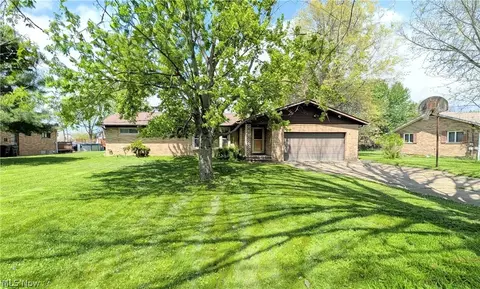 12802 Gardenside Dr, North Royalton, OH 44133