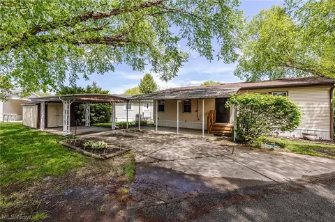 10 Birch Ln, Olmsted Twp, OH 44138