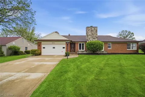 2251 Pine Ridge Dr, Wickliffe, OH 44092