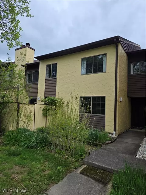 879 Hampton Ridge Dr, Akron, OH 44313