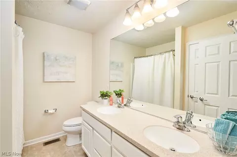 Bath - 438 Turner Dr, Copley, OH 44321 photo 2 of 3