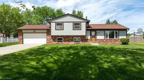 913 Sherwood Dr, Macedonia, OH 44056