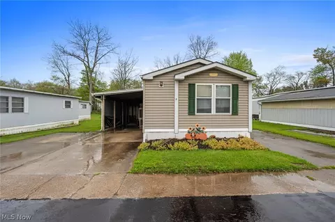 6 Laverne Ln, Chardon, OH 44024