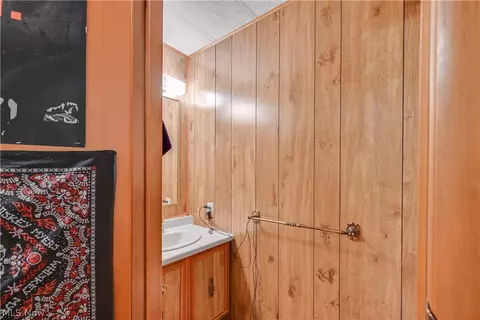 Bath - 171 Brook Dr, Brookfield, OH 44403 photo 1 of 2