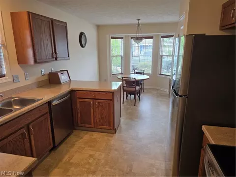 136 Haydens Arbor, Elyria, OH 44035 photo 3