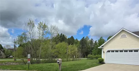 136 Haydens Arbor, Elyria, OH 44035 photo 2