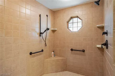 Bath - 3908 River Rd, Vienna, WV 26105 photo 2 of 5