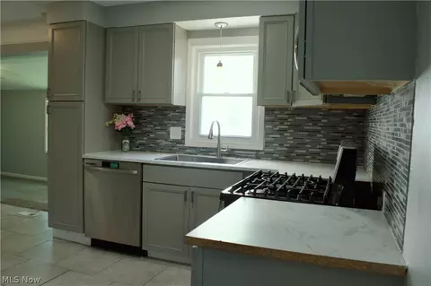20724 Applegate Rd, Maple Heights, OH 44137 photo 8