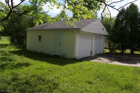 Exterior - 20724 Applegate Rd, Maple Heights, OH 44137 photo 2 of 5