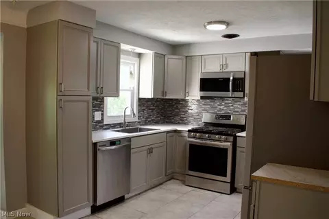 20724 Applegate Rd, Maple Heights, OH 44137 photo 6