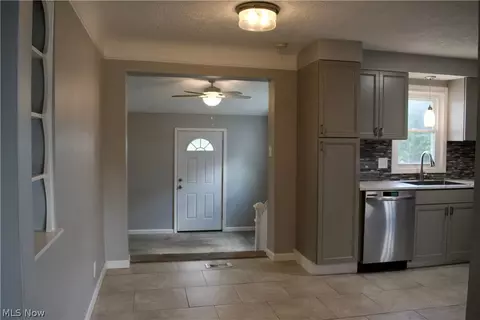 20724 Applegate Rd, Maple Heights, OH 44137 photo 7