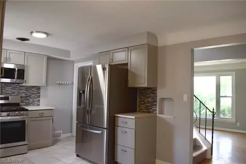 20724 Applegate Rd, Maple Heights, OH 44137 photo 9