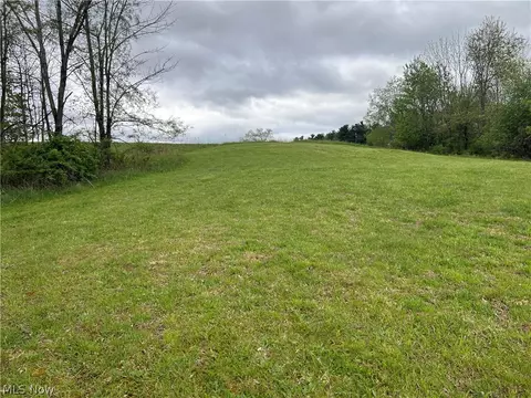 Westbrook Street Se, Waynesburg, OH 44643
