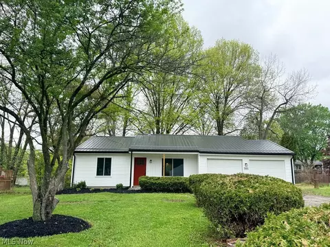 2625 Elm Dr, Girard, OH 44420