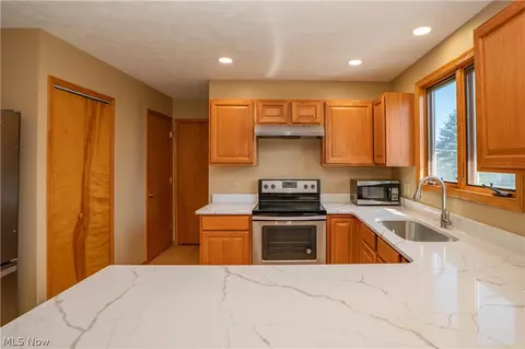 2662 Captens St NE, Canton, OH 44721 photo 12