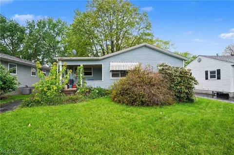 520 Sunset Dr, Hubbard, OH 44425